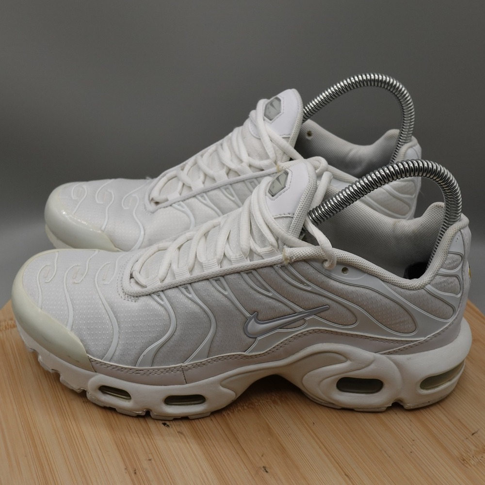 Nike Shoes Women 8.5 White Air Max Plus Sneaker Athletic TN CW7044-100 Flaws